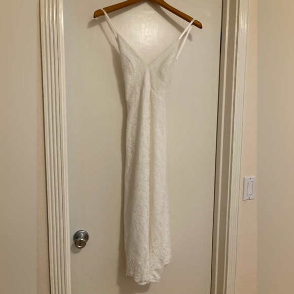 Lulu’s lace gown - Picture 3 of 11